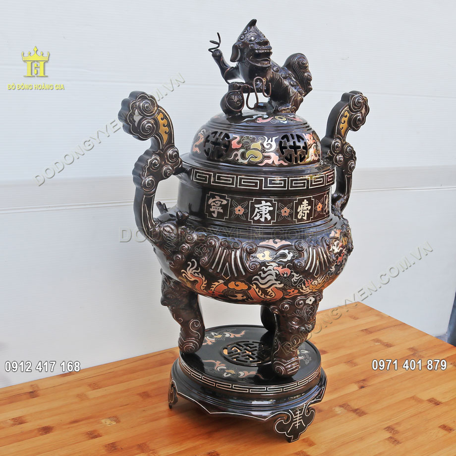 Đỉnh thờ bằng đồng được chế t&aacute;c ho&agrave;n to&agrave;n theo phương ph&aacute;p thủ c&ocirc;ng